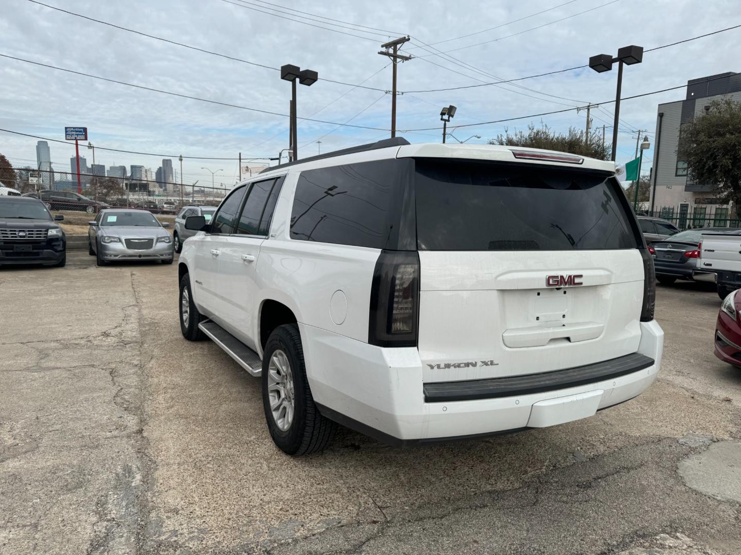 2015 GMC Yukon XL SLT 1/2 Ton 2WD (1GKS1HKC5FR) with an 5.3L V8 OHV 16V engine, 6-Speed Automatic transmission, located at 945 E. Jefferson Blvd, Dallas, TX, 75203, (214) 943-7777, 32.752514, -96.811630 - Photo#2